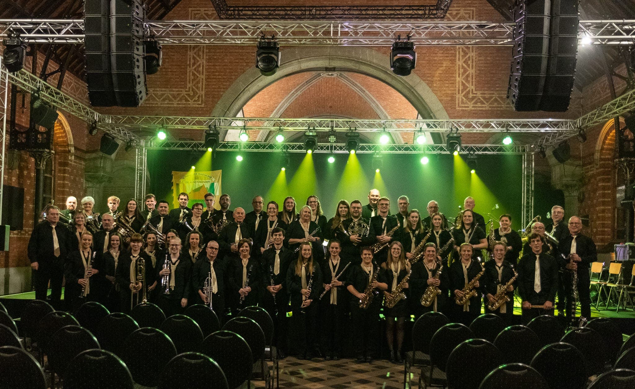 Harmonie De Kunstvrienden tijdens een optreden