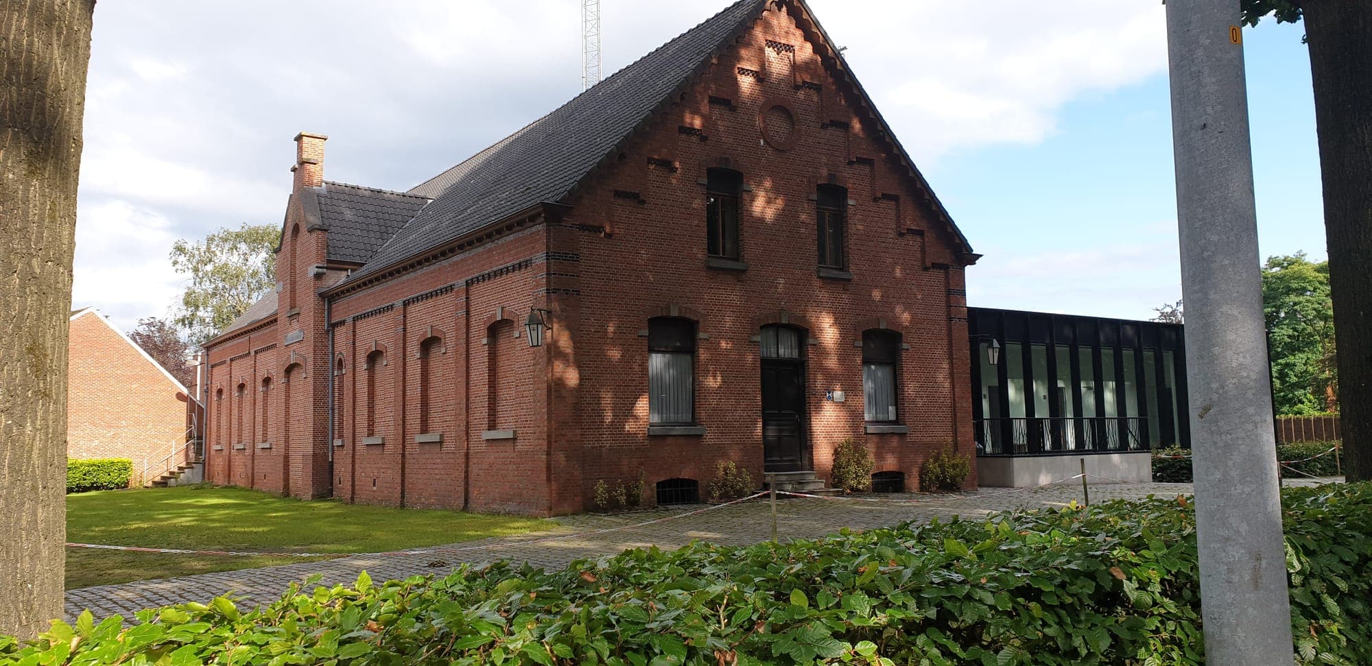 Het monument met de moderne aanbouw in glas