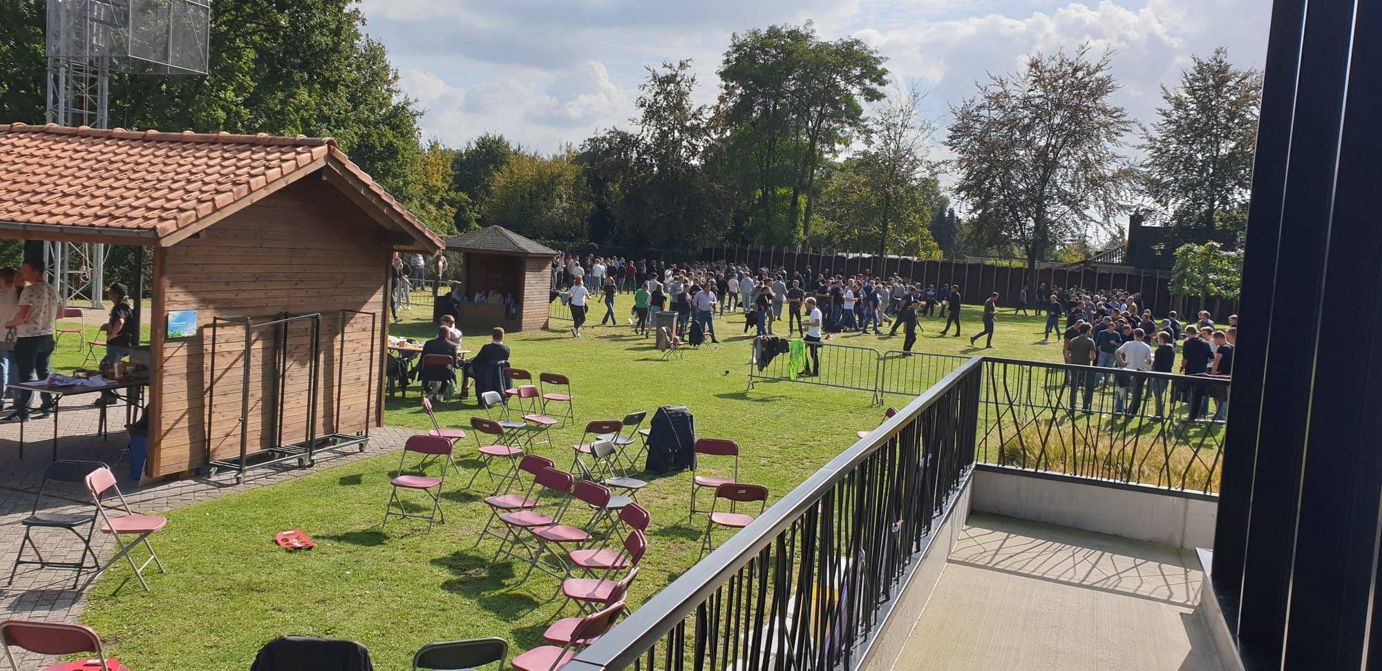 De tuin achter de zaal tijdens een evenement